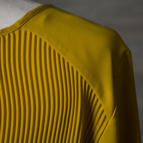Luisa Cerano Mustard Pleated Blouse Women's 12 NWT - Picture 4 of 12
